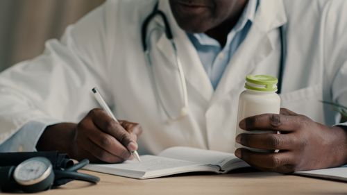 Por que tão poucos profissionais prescrevem cannabis medicinal no Brasil?