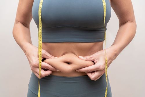 Menopausa e gordura abdominal: Como o CBD e hábitos saudáveis podem fazer a diferença