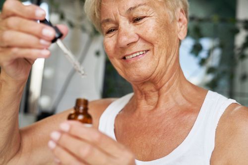 Canabidiol e saúde mental feminina: Alívio natural para a insônia hormonal e desequilíbrios emocionais