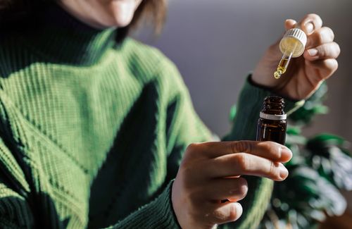 CBD em jejum ou após as refeições: O que funciona melhor?